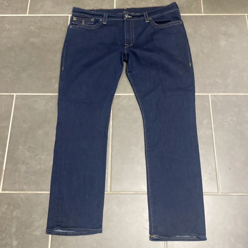 True Religion Ricky relaxed straight jeans. Size 42x34
